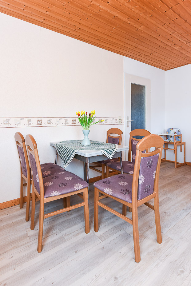 Ferienwohnung „Flut“ - Wohnzimmer mit integriertem Küchenbereich