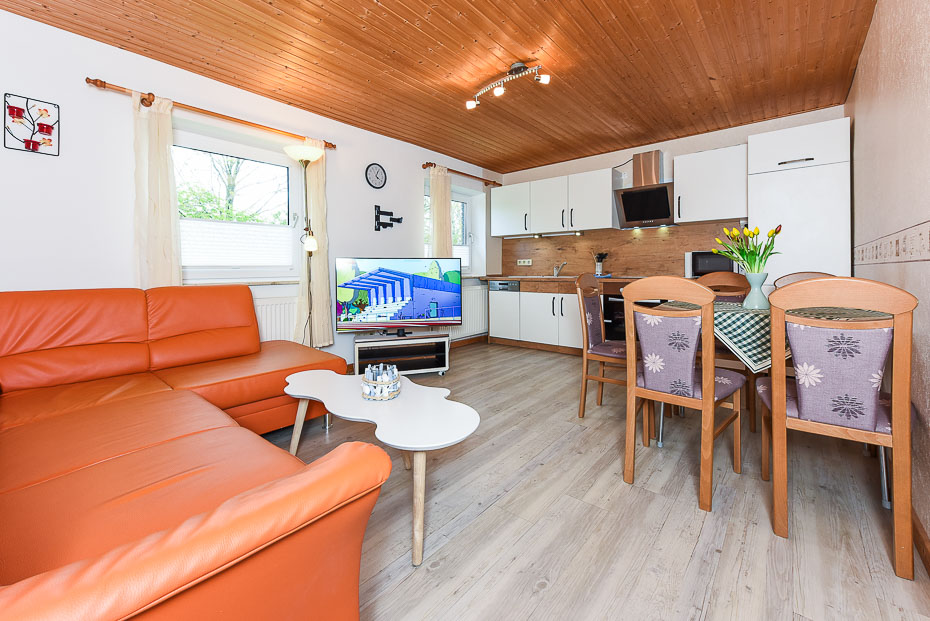 Ferienwohnung „Flut“ - Wohnzimmer mit integriertem Küchenbereich
