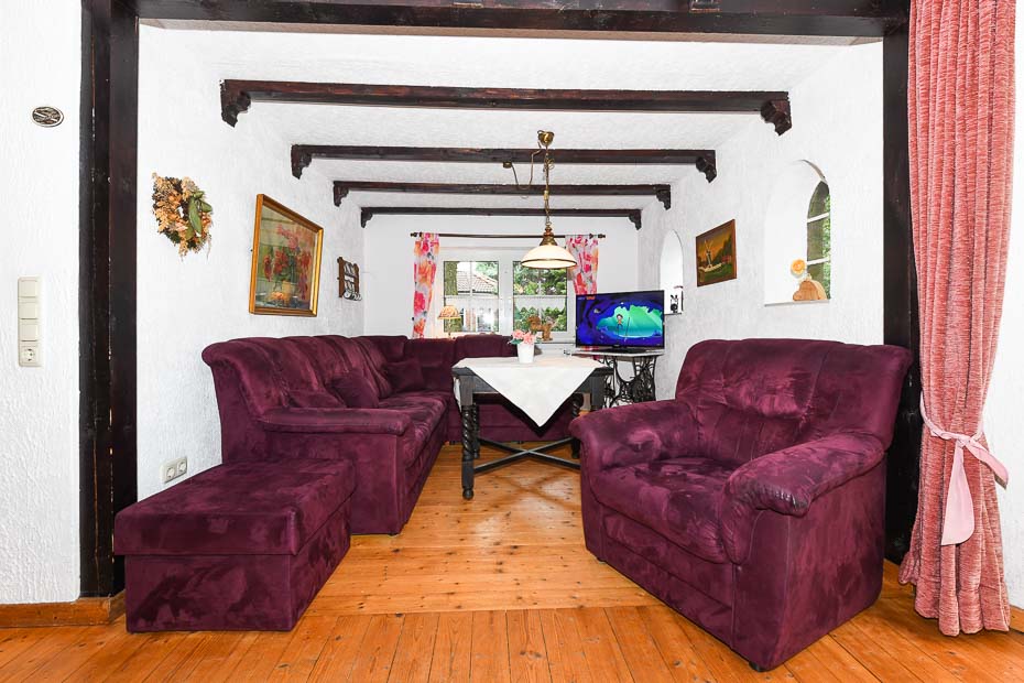 Ferienhaus „Lüdtstede“ - Wohnzimmer mit integriertem Küchenbereich