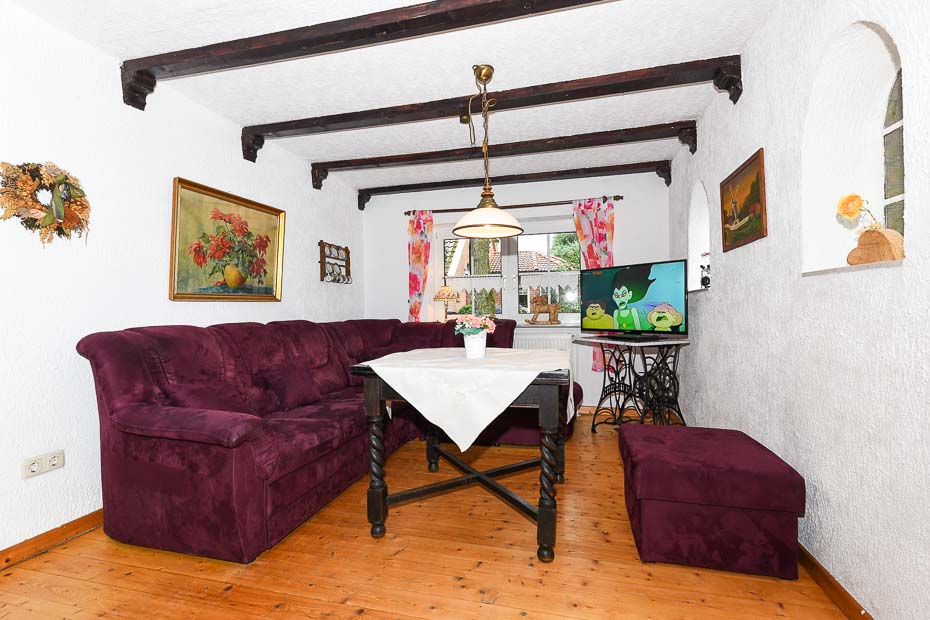 Ferienhaus „Lüdtstede“ - Wohnzimmer mit integriertem Küchenbereich