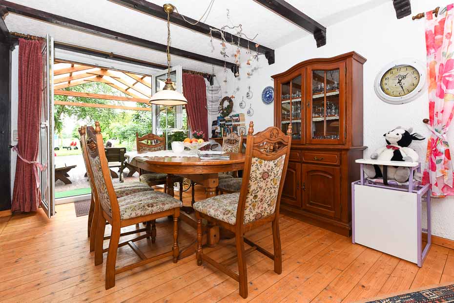 Ferienhaus „Lüdtstede“ - Wohnzimmer mit integriertem Küchenbereich