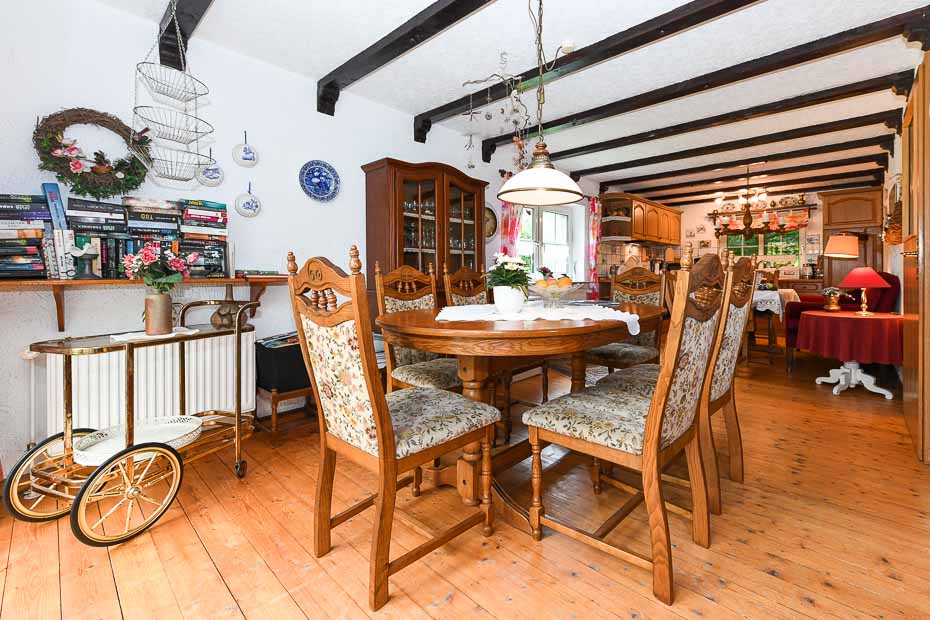 Ferienhaus „Lüdtstede“ - Wohnzimmer mit integriertem Küchenbereich