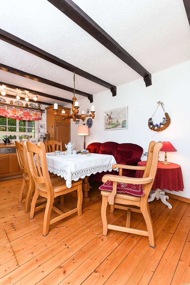 Ferienhaus „Lüdtstede“ - Wohnzimmer mit integriertem Küchenbereich