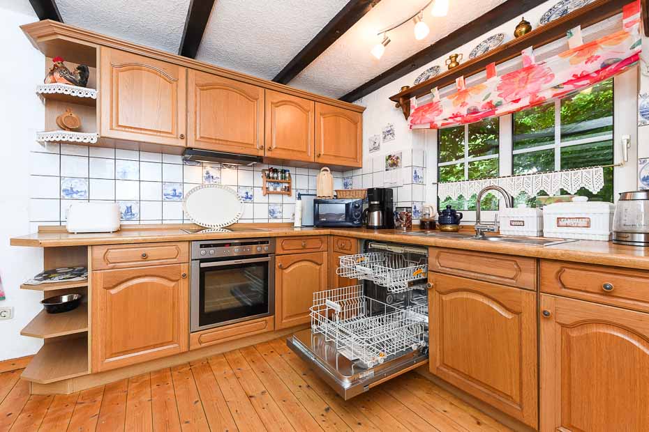 Ferienhaus „Lüdtstede“ - Wohnzimmer mit integriertem Küchenbereich