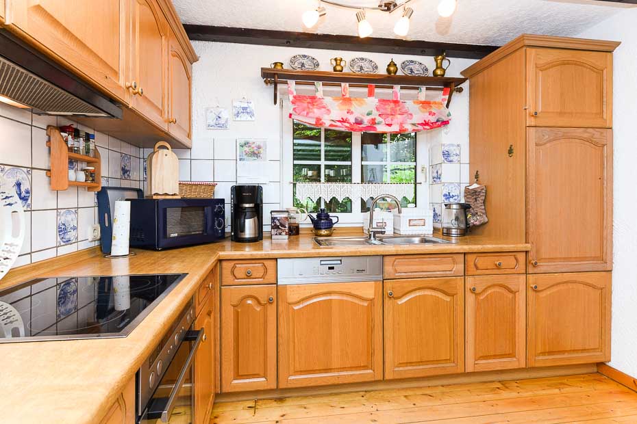 Ferienhaus „Lüdtstede“ - Wohnzimmer mit integriertem Küchenbereich