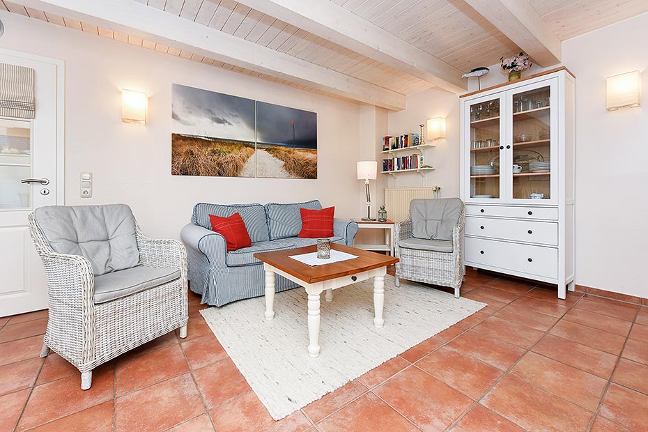 Ferienhaus „Eylund“ - Wohnzimmer mit integriertem Küchenbereich