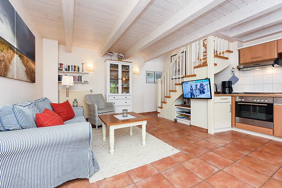 Ferienhaus „Eylund“ - Wohnzimmer mit integriertem Küchenbereich