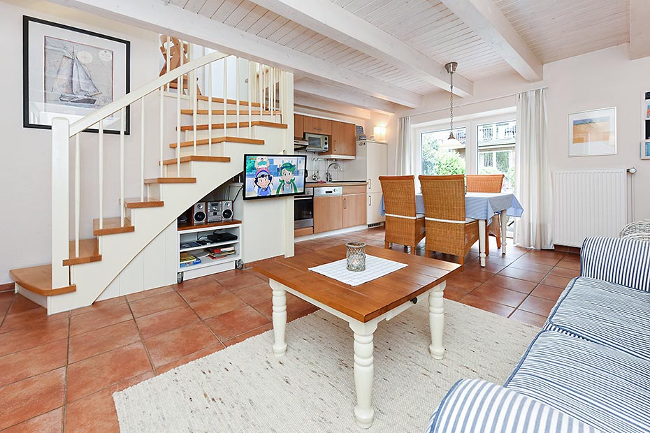 Ferienhaus „Eylund“ - Wohnzimmer mit integriertem Küchenbereich