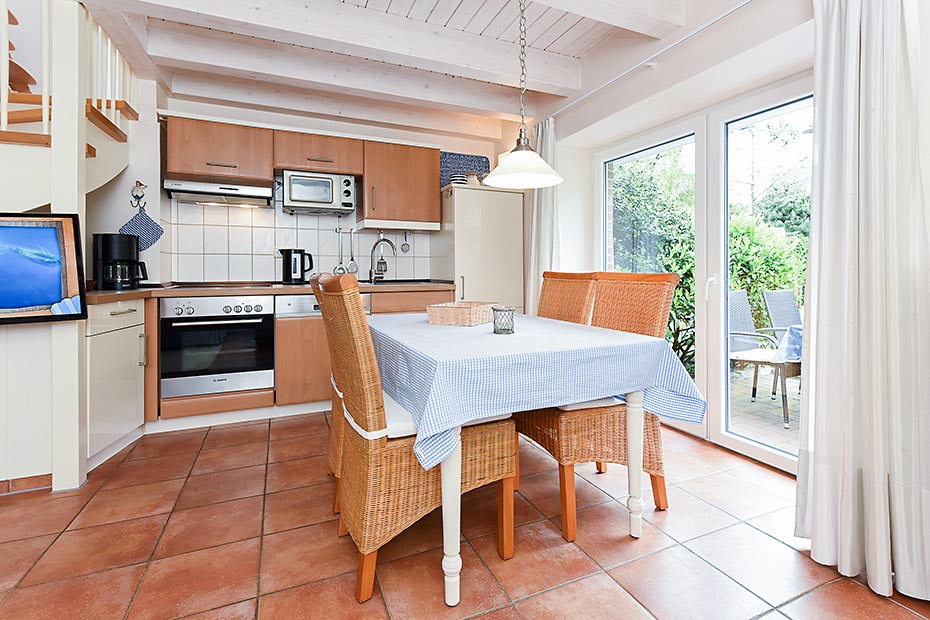 Ferienhaus „Eylund“ - Wohnzimmer mit integriertem Küchenbereich