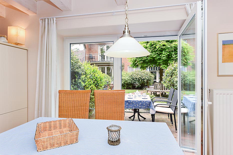 Ferienhaus „Eylund“ - Wohnzimmer mit integriertem Küchenbereich