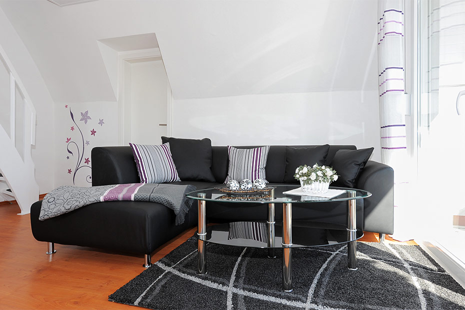 Ferienhaus „Yachthafen“ - Wohnzimmer mit integriertem Küchenbereich