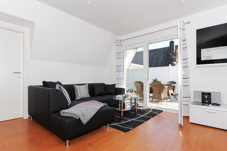 Ferienhaus „Yachthafen“ - Wohnzimmer mit integriertem Küchenbereich