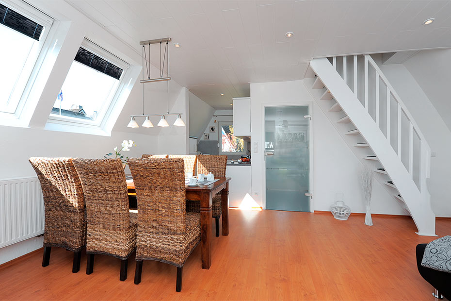 Ferienhaus „Yachthafen“ - Wohnzimmer mit integriertem Küchenbereich