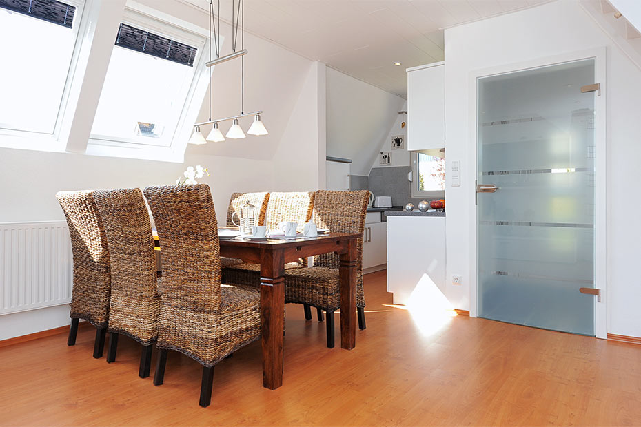 Ferienhaus „Yachthafen“ - Wohnzimmer mit integriertem Küchenbereich