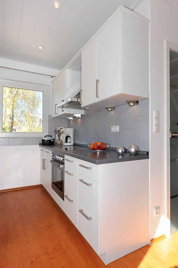 Ferienhaus „Yachthafen“ - Wohnzimmer mit integriertem Küchenbereich