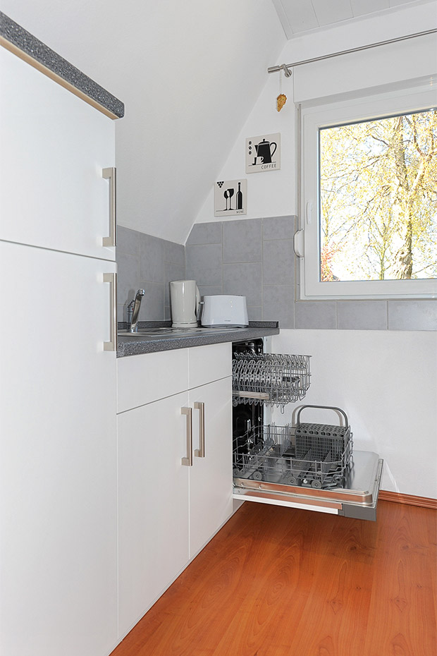 Ferienhaus „Yachthafen“ - Wohnzimmer mit integriertem Küchenbereich