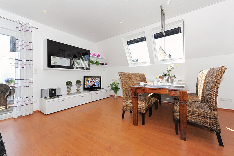 Ferienhaus „Yachthafen“ - Wohnzimmer mit integriertem Küchenbereich