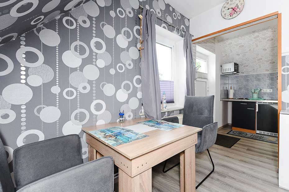 Apartment „Meeresrauschen“ - Wohn- und Schlafraum mit integriertem Küchenbereich