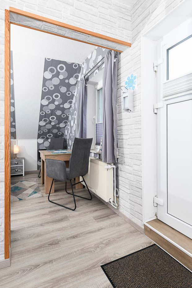 Apartment „Meeresrauschen“ - Wohn- und Schlafraum mit integriertem Küchenbereich