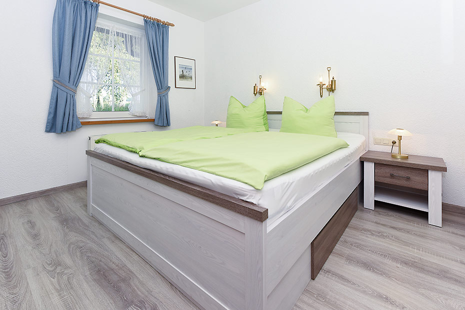 Ferienwohnung „Kornblume“ im „Haus Sassenhof“ - Schlafzimmer 1