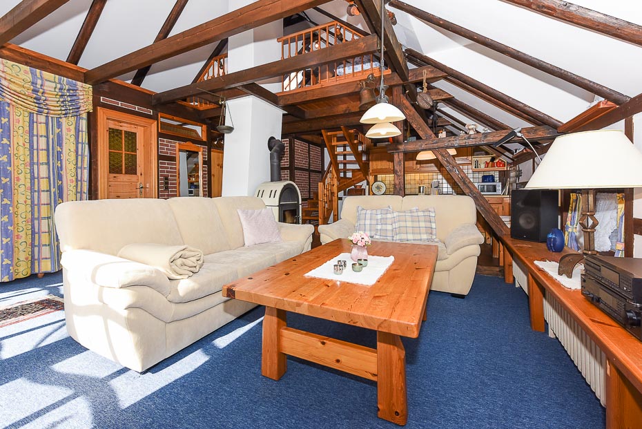 Ferienwohnung „Leichte Brise“ im „Haus Hohe Lucht“ - Wohnzimmer mit integriertem Küchenbereich und räumlich abgetrenntem Schlafraum