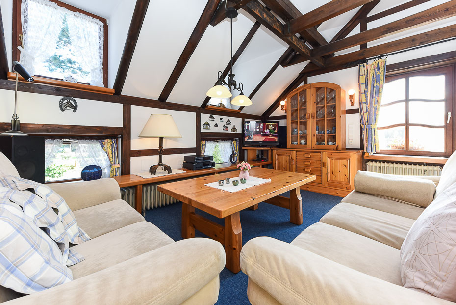 Ferienwohnung „Leichte Brise“ im „Haus Hohe Lucht“ - Wohnzimmer mit integriertem Küchenbereich und räumlich abgetrenntem Schlafraum