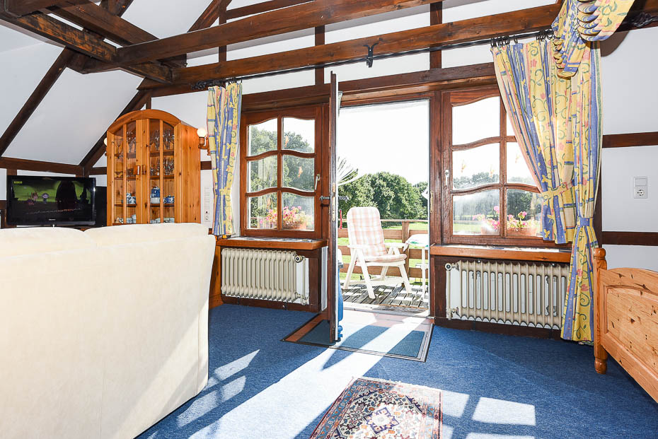 Ferienwohnung „Leichte Brise“ im „Haus Hohe Lucht“ - Wohnzimmer mit integriertem Küchenbereich und räumlich abgetrenntem Schlafraum