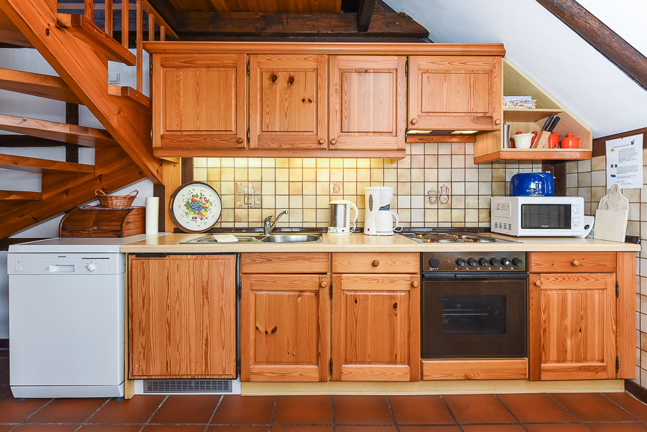 Ferienwohnung „Leichte Brise“ im „Haus Hohe Lucht“ - Wohnzimmer mit integriertem Küchenbereich und räumlich abgetrenntem Schlafraum