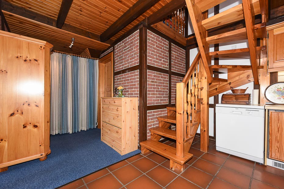 Ferienwohnung „Leichte Brise“ im „Haus Hohe Lucht“ - Wohnzimmer mit integriertem Küchenbereich und räumlich abgetrenntem Schlafraum