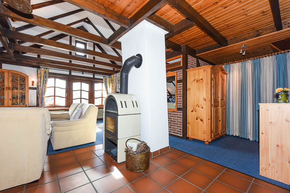 Ferienwohnung „Leichte Brise“ im „Haus Hohe Lucht“ - Wohnzimmer mit integriertem Küchenbereich und räumlich abgetrenntem Schlafraum