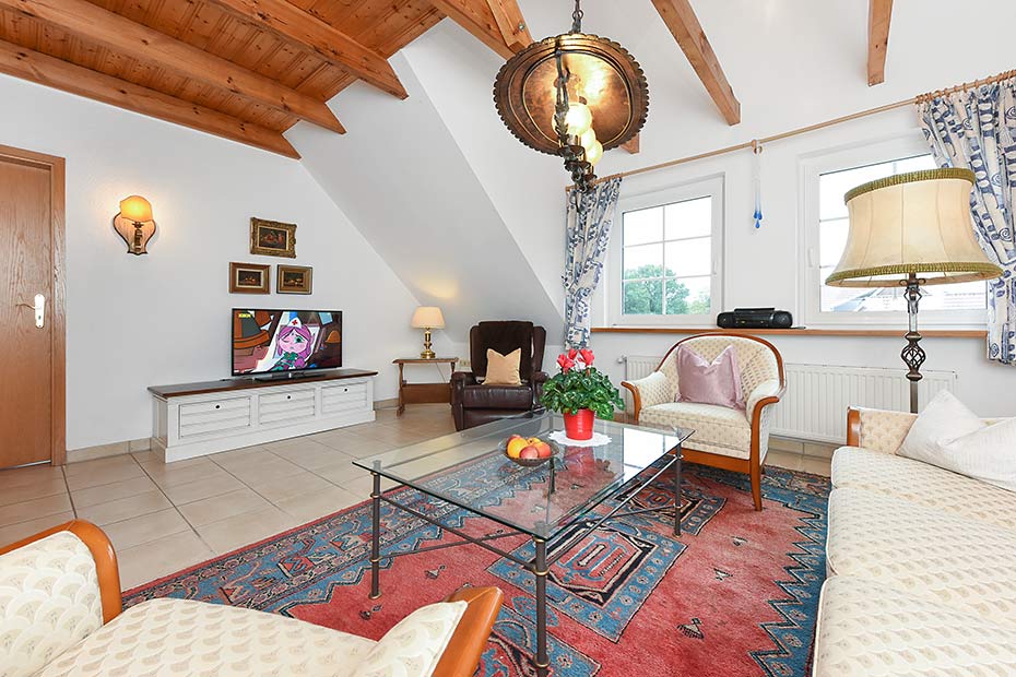 Ferienwohnung „Möwe“ im „Haus Sassenhof“ - Wohnzimmer mit Schlafempore