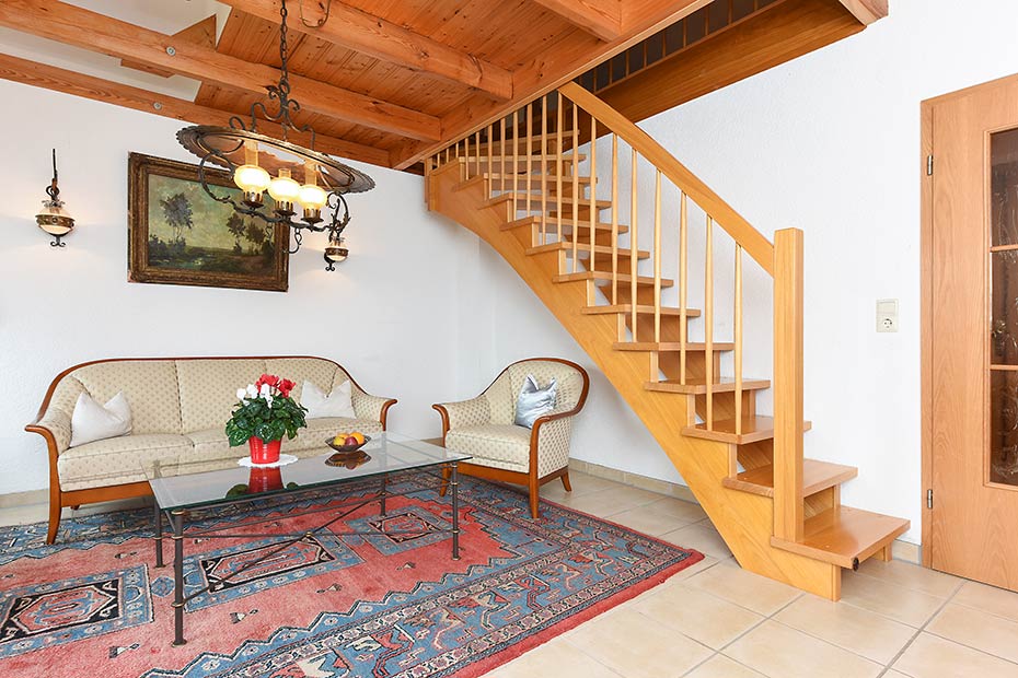 Ferienwohnung „Möwe“ im „Haus Sassenhof“ - Wohnzimmer mit Schlafempore