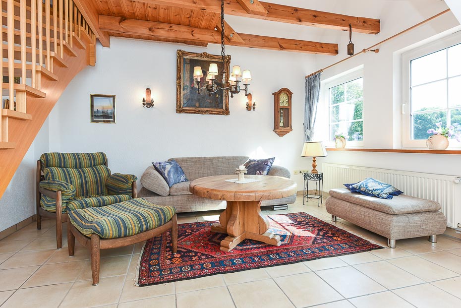 Ferienwohnung „Schwalbe“ im „Haus Sassenhof“ - Wohnzimmer mit Schlafempore