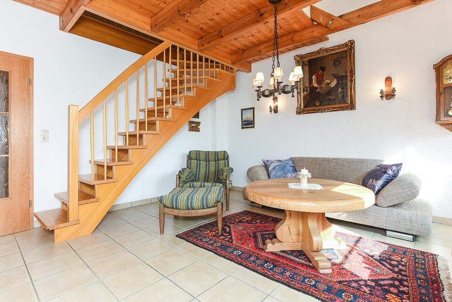 Ferienwohnung „Schwalbe“ im „Haus Sassenhof“ - Wohnzimmer mit Schlafempore