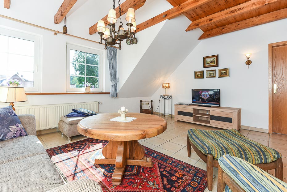 Ferienwohnung „Schwalbe“ im „Haus Sassenhof“ - Wohnzimmer mit Schlafempore