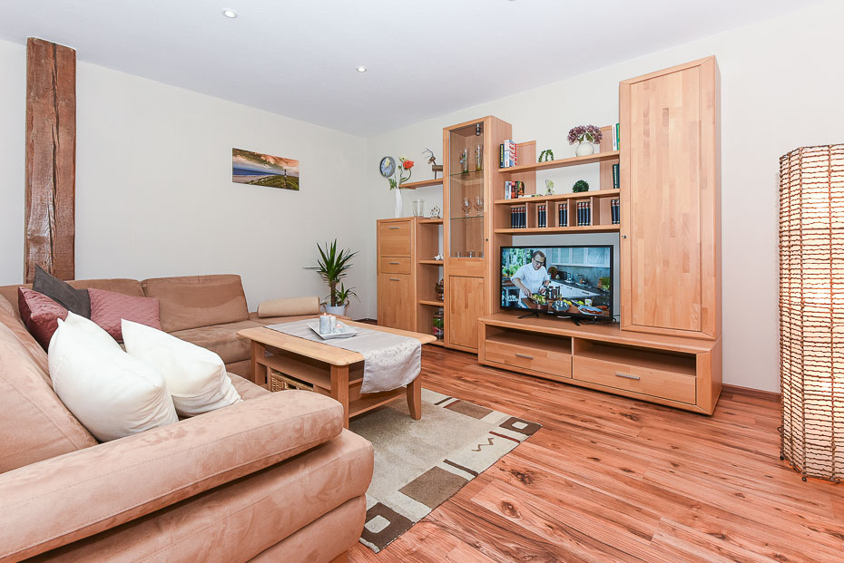 Ferienwohnung „Adele Remmers“ - Wohnzimmer mit integriertem Küchenbereich