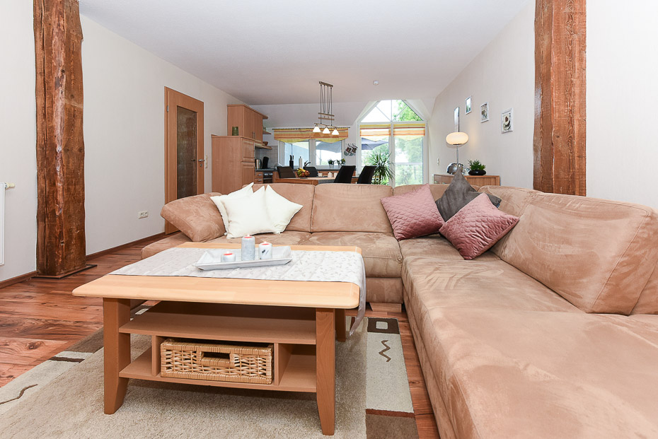 Ferienwohnung „Adele Remmers“ - Wohnzimmer mit integriertem Küchenbereich