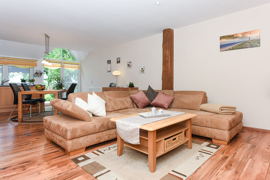 Ferienwohnung „Adele Remmers“ - Wohnzimmer mit integriertem Küchenbereich