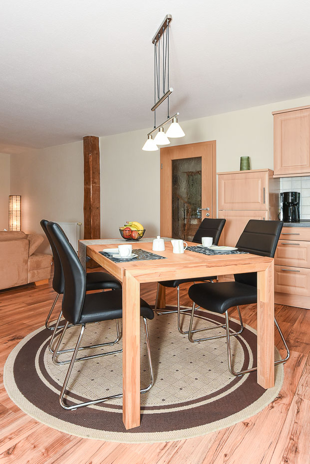 Ferienwohnung „Adele Remmers“ - Wohnzimmer mit integriertem Küchenbereich