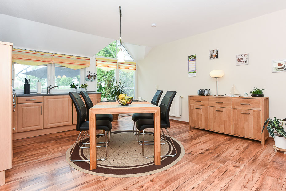 Ferienwohnung „Adele Remmers“ - Wohnzimmer mit integriertem Küchenbereich