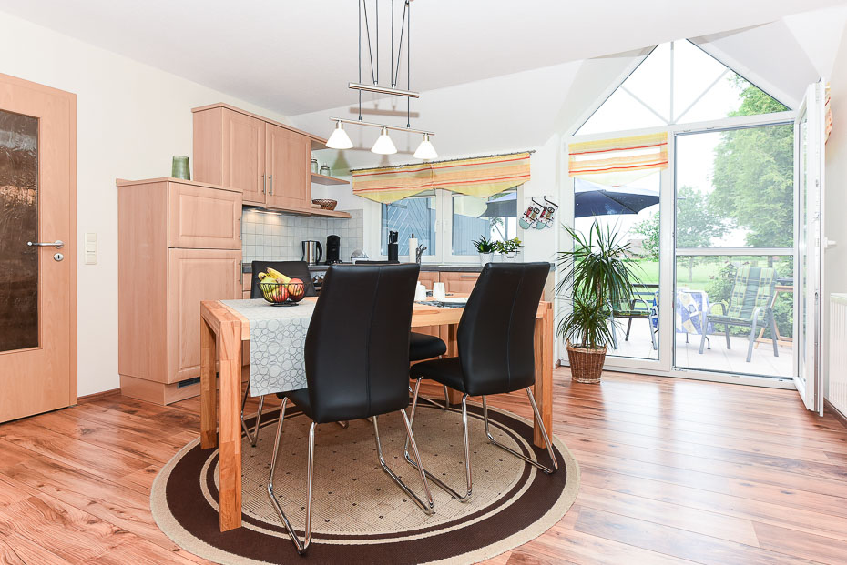 Ferienwohnung „Adele Remmers“ - Wohnzimmer mit integriertem Küchenbereich