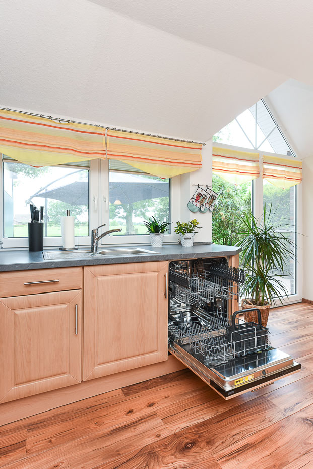 Ferienwohnung „Adele Remmers“ - Wohnzimmer mit integriertem Küchenbereich