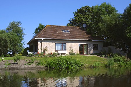 Ferienhaus „Esche“ - Aussenansicht Kanalseite