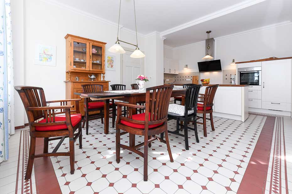 Ferienhaus „Hof Altensiel“ - Küche mit räumlich abgeteiltem Esszimmer im Erdgeschoss