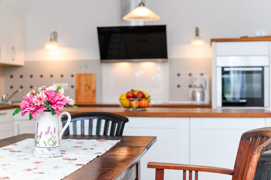 Ferienhaus „Hof Altensiel“ - Küche mit räumlich abgeteiltem Esszimmer im Erdgeschoss