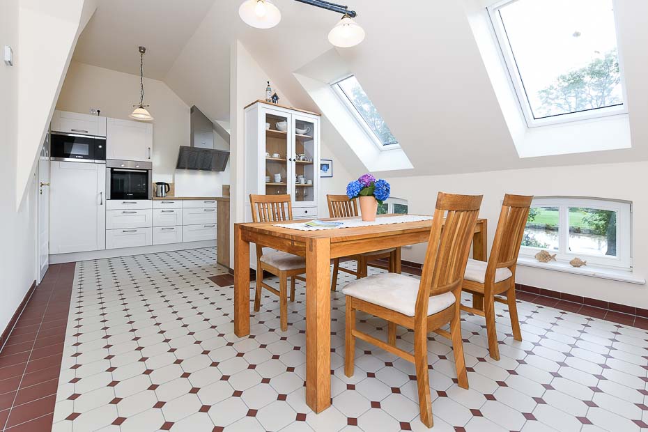 Ferienhaus „Hof Altensiel“ - Küche mit räumlich abgeteiltem Esszimmer im Obergeschoss