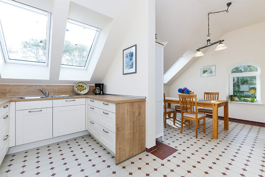 Ferienhaus „Hof Altensiel“ - Küche mit räumlich abgeteiltem Esszimmer im Obergeschoss