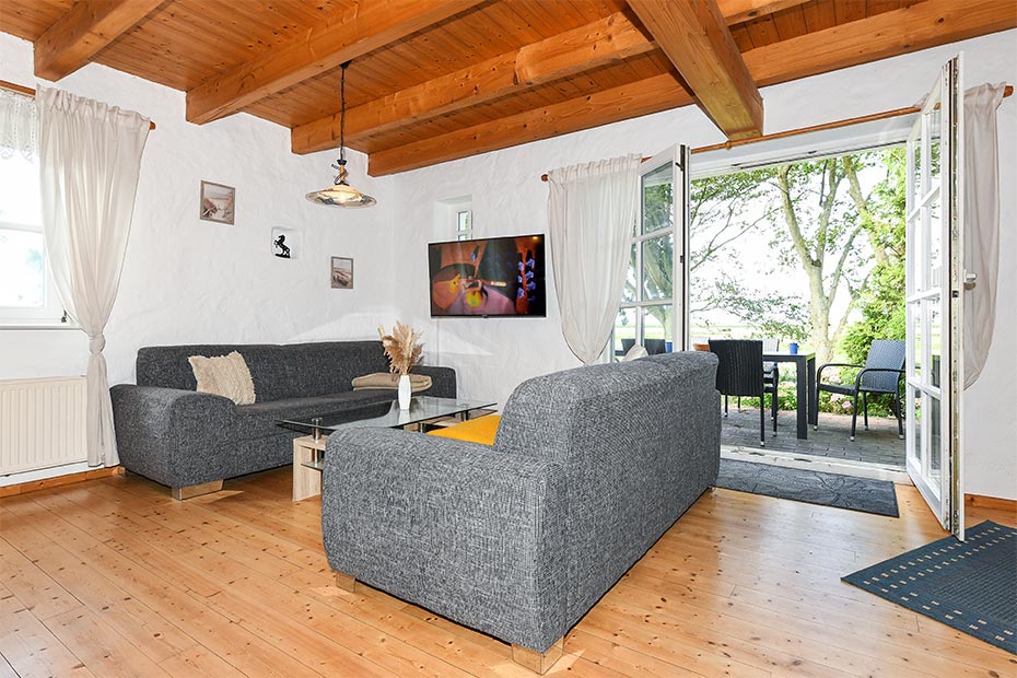 Ferienhaus „Historisches Backhaus“ - Wohnzimmer mit integriertem Küchenbereich