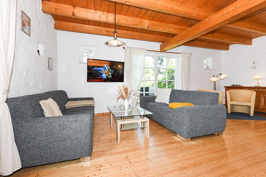 Ferienhaus „Historisches Backhaus“ - Wohnzimmer mit integriertem Küchenbereich