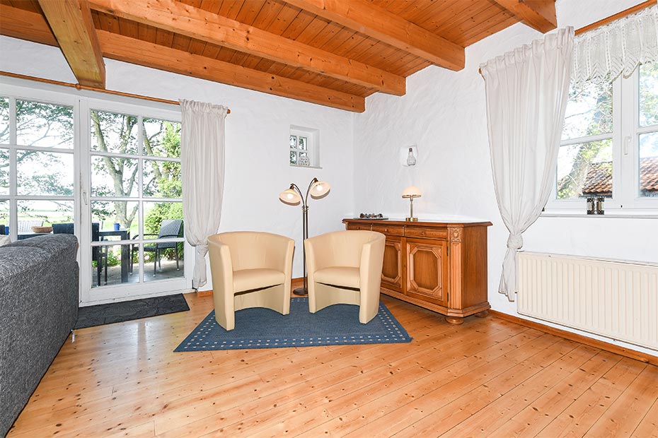 Ferienhaus „Historisches Backhaus“ - Wohnzimmer mit integriertem Küchenbereich